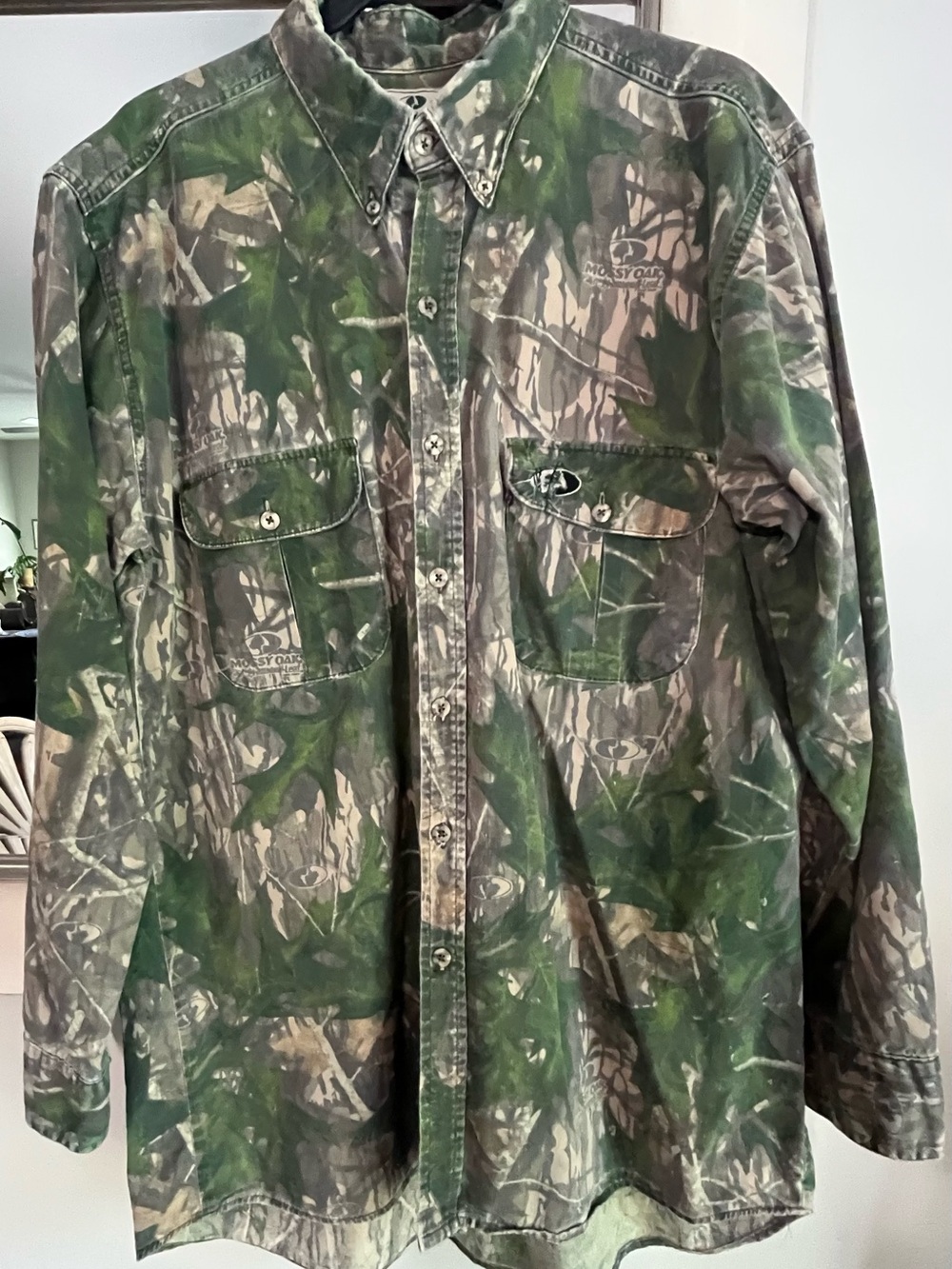 Vintage 90s Mossy Oak Long Sleeve Button Up Hunting/Field Shirt “Shadow Leaf” L